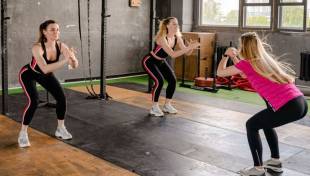 Pistol squat: &Eta; &alpha;&pi;&alpha;&iota;&tau;&eta;&tau;&iota;&kappa;ή ά&sigma;&kappa;&eta;&sigma;&eta; &pi;&omicron;&upsilon; &laquo;&chi;&tau;ί&zeta;&epsilon;&iota;&raquo; &delta;&upsilon;&nu;&alpha;&tau;ά &pi;ό&delta;&iota;&alpha; &kappa;&alpha;&iota; &gamma;&lambda;&omicron;&upsilon;&tau;&omicron;ύ&sigmaf;