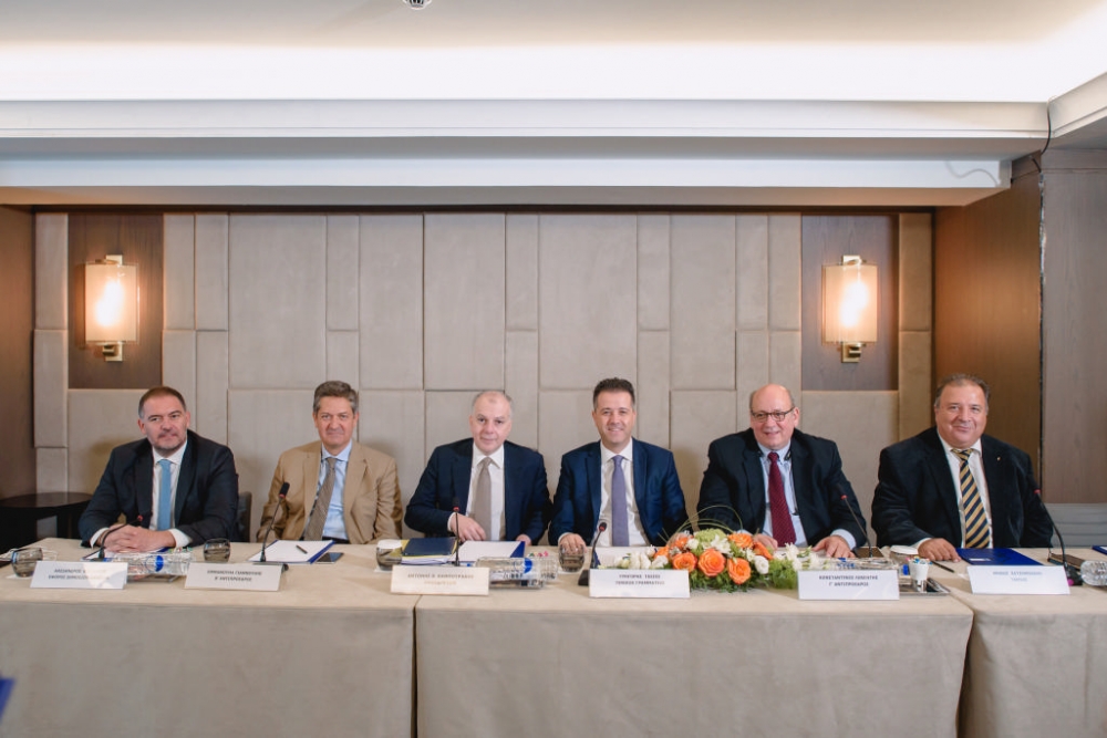 &Sigma;&tau;&omicron; &nu;έ&omicron; &Delta;&Sigma; &tau;&eta;&sigmaf; &Pi;&alpha;&nu;&epsilon;&lambda;&lambda;ή&nu;&iota;&alpha;&sigmaf; Έ&nu;&omega;&sigma;&eta;&sigmaf; &Xi;&epsilon;&nu;&omicron;&delta;ό&chi;&omega;&nu; &omicron; &Delta;. &Pi;&omicron;&lambda;&lambda;ά&lambda;&eta;&sigmaf;