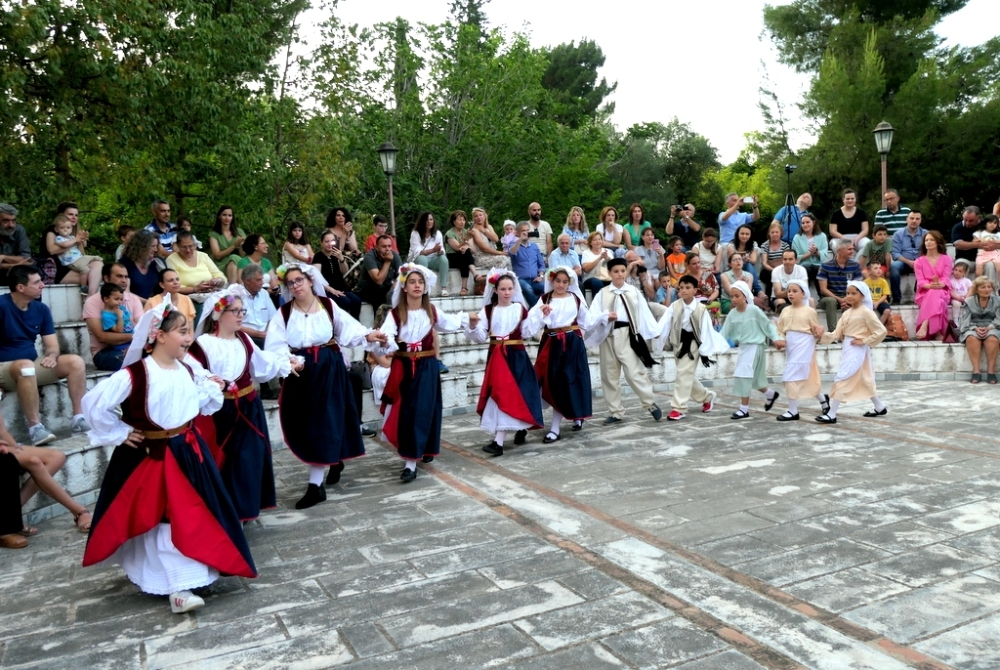 &Sigma;&tau;&alpha; &beta;ή&mu;&alpha;&tau;&alpha; &tau;&eta;&sigmaf; &pi;&alpha;&rho;ά&delta;&omicron;&sigma;&eta;&sigmaf; &kappa;&alpha;&iota; &phi;έ&tau;&omicron;&sigmaf; &tau;&omicron; &Lambda;ύ&kappa;&epsilon;&iota;&omicron; &Epsilon;&lambda;&lambda;&eta;&nu;ί&delta;&omega;&nu; &Sigma;&pi;ά&rho;&tau;&eta;&sigmaf;