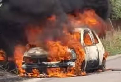 ΙΧ τυλίχθηκε στις φλόγες στην ΕπΟ Μολάων-Ασωπού (ΦΩΤΟ)