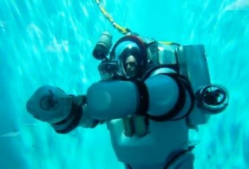 Με διαστημικού τύπου στολή οι δύτες στο βυθό των Αντικυθήρων