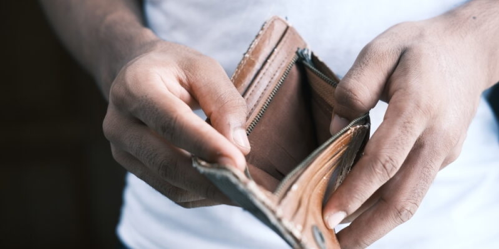 &Epsilon;&Lambda;&Sigma;&Tau;&Alpha;&Tau;: &Alpha;&nu;&tau;&iota;&mu;έ&tau;&omega;&pi;&omicron;&iota; &mu;&epsilon; &tau;&eta;&nu; &phi;&tau;ώ&chi;&epsilon;&iota;&alpha; 2.658.400 &pi;&omicron;&lambda;ί&tau;&epsilon;&sigmaf; &sigma;&tau;&eta;&nu; &Epsilon;&lambda;&lambda;ά&delta;&alpha;