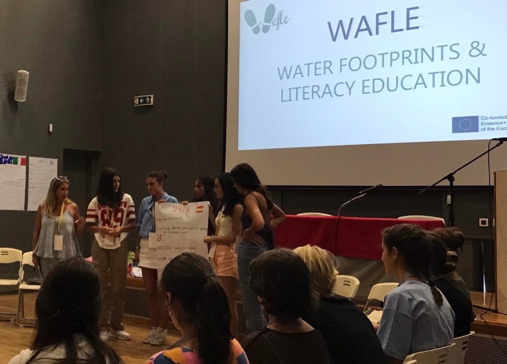 &laquo;&Pi;&alpha;&iota;&delta;&epsilon;ί&alpha; &gamma;&iota;&alpha; &tau;&omicron; &upsilon;&delta;&alpha;&tau;&iota;&kappa;ό &alpha;&pi;&omicron;&tau;ύ&pi;&omega;&mu;&alpha;&raquo; &mu;&epsilon; &tau;&eta; &sigma;&upsilon;&mu;&beta;&omicron;&lambda;ή &tau;&omicron;&upsilon; &Epsilon;&Kappa;&Phi;&Epsilon; &Lambda;&alpha;&kappa;&omega;&nu;ί&alpha;&sigmaf;