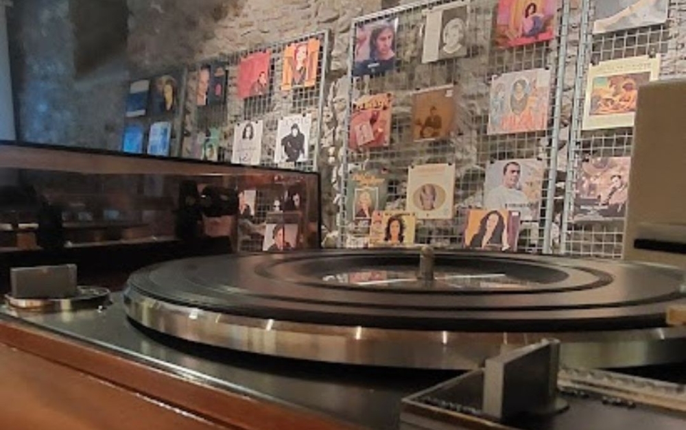 &Beta;&rho;&alpha;&delta;&iota;έ&sigmaf; &alpha;&pi;ό &beta;&iota;&nu;ύ&lambda;&iota;&alpha; &sigma;&tau;&eta;&nu; &Pi;&Epsilon;&Sigma;: &Sigma;&tau;&omicron;&nu; &alpha;&pi;ό&eta;&chi;&omicron; &mu;&iota;&alpha;&sigmaf; &epsilon;&kappa;&delta;ή&lambda;&omega;&sigma;&eta;&sigmaf; &alpha;&lambda;&lambda;&iota;ώ&tau;&iota;&kappa;&eta;&sigmaf; &alpha;&pi;ό &tau;&iota;&sigmaf; ά&lambda;&lambda;&epsilon;&sigmaf;