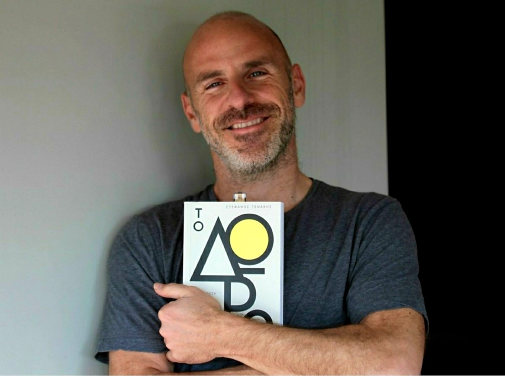 &Omicron; &Sigma;&tau;έ&phi;&alpha;&nu;&omicron;&sigmaf; &Xi;&epsilon;&nu;ά&kappa;&eta;&sigmaf; &sigma;&tau;&eta; &Sigma;&pi;ά&rho;&tau;&eta;: &Omicron;&mu;&iota;&lambda;ί&alpha; &gamma;&iota;&alpha; &alpha;&nu;&theta;&rho;ώ&pi;&iota;&nu;&epsilon;&sigmaf; &alpha;&xi;ί&epsilon;&sigmaf; &kappa;&alpha;&iota; &alpha;&upsilon;&tau;&omicron;&gamma;&nu;&omega;&sigma;ί&alpha; &sigma;&tau;&eta;&nu; &epsilon;&pi;&omicron;&chi;ή &tau;&omicron;&upsilon; &Alpha;.&Iota;.