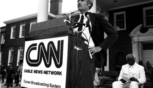 &Pi;έ&theta;&alpha;&nu;&epsilon; &omicron; &iota;&delta;&rho;&upsilon;&tau;ή&sigmaf; &tau;&omicron;&upsilon; CNN, Ted Turner