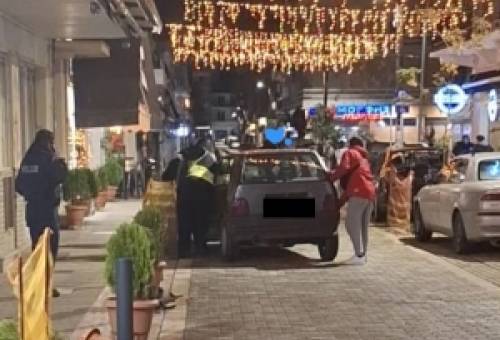 Είχαν όλοι «άγιο»: ΙΧ καρφώθηκε σε κολωνάκι πεζοδρομίου στη λαϊκή αγορά Σπάρτης