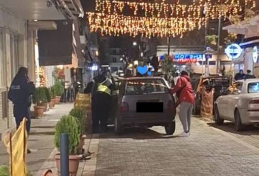 Είχαν όλοι «άγιο»: ΙΧ καρφώθηκε σε κολωνάκι πεζοδρομίου στη λαϊκή αγορά Σπάρτης