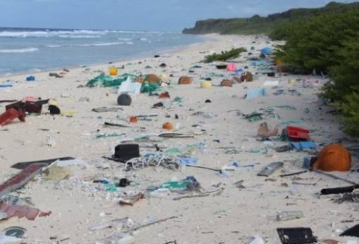 Πλαστικά σκουπίδια από όλο τον κόσμο βρέθηκαν σε απομακρυσμέν νησί