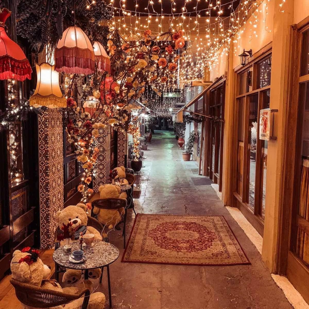 &Eta; &pi;&iota;&omicron; ό&mu;&omicron;&rho;&phi;&eta; &gamma;&omega;&nu;&iota;ά &tau;&eta;&sigmaf; &pi;ό&lambda;&eta;&sigmaf;