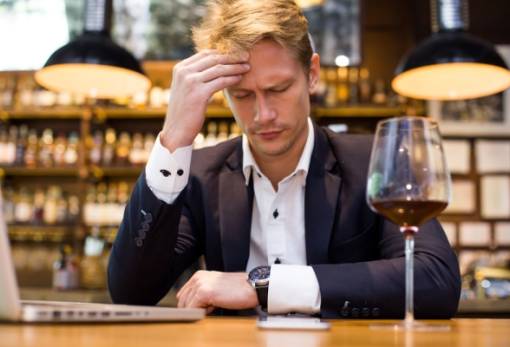 Γιατί προκαλεί πονοκεφάλους το κόκκινο κρασί;