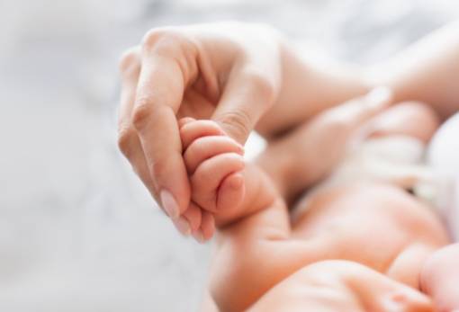 Ποιες νέες μητέρες θα λάβουν 13.190 ευρώ για τη γέννηση του πρώτου παιδιού