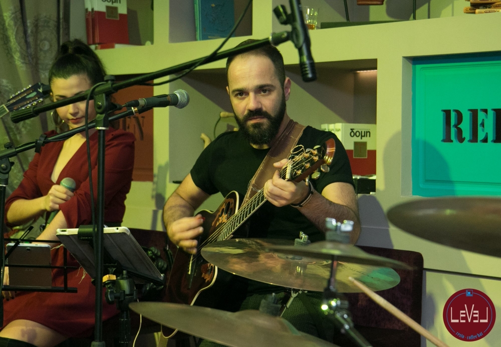 Την Παρασκευή 26/1 έχει live με τον Τ. Σκιαδά στο «Level»!