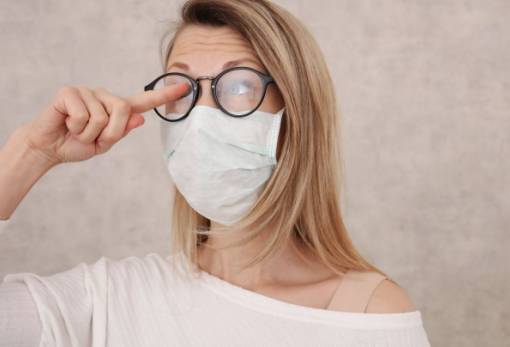 3 tips για να μην θαμπώνουν τα γυαλιά σου όταν φοράς τη μάσκα