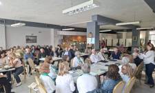&laquo;&Eta; &alpha;&gamma;ά&pi;&eta; &delta;&epsilon;&nu; έ&chi;&epsilon;&iota; &eta;&lambda;&iota;&kappa;ί&alpha;&raquo;: &Xi;&epsilon;&chi;&omega;&rho;&iota;&sigma;&tau;ή &gamma;&iota;&omicron;&rho;&tau;ή &gamma;&iota;&alpha; &tau;&eta; &Mu;&eta;&tau;έ&rho;&alpha; &sigma;&tau;&omicron; &Kappa;&Alpha;&Pi;&Eta; &Sigma;&pi;ά&rho;&tau;&eta;&sigmaf;