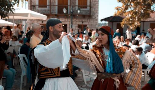 &Sigma;&epsilon; &rho;&upsilon;&theta;&mu;&omicron;ύ&sigmaf; &pi;&alpha;&rho;ά&delta;&omicron;&sigma;&eta;&sigmaf; &omicron; &Pi;&omicron;&lambda;&iota;&tau;&iota;&sigma;&tau;&iota;&kappa;ό&sigmaf; &Sigma;ύ&lambda;&lambda;&omicron;&gamma;&omicron;&sigmaf; &laquo;&Omicron; &Pi;ά&rho;&nu;&omega;&nu;&raquo;
