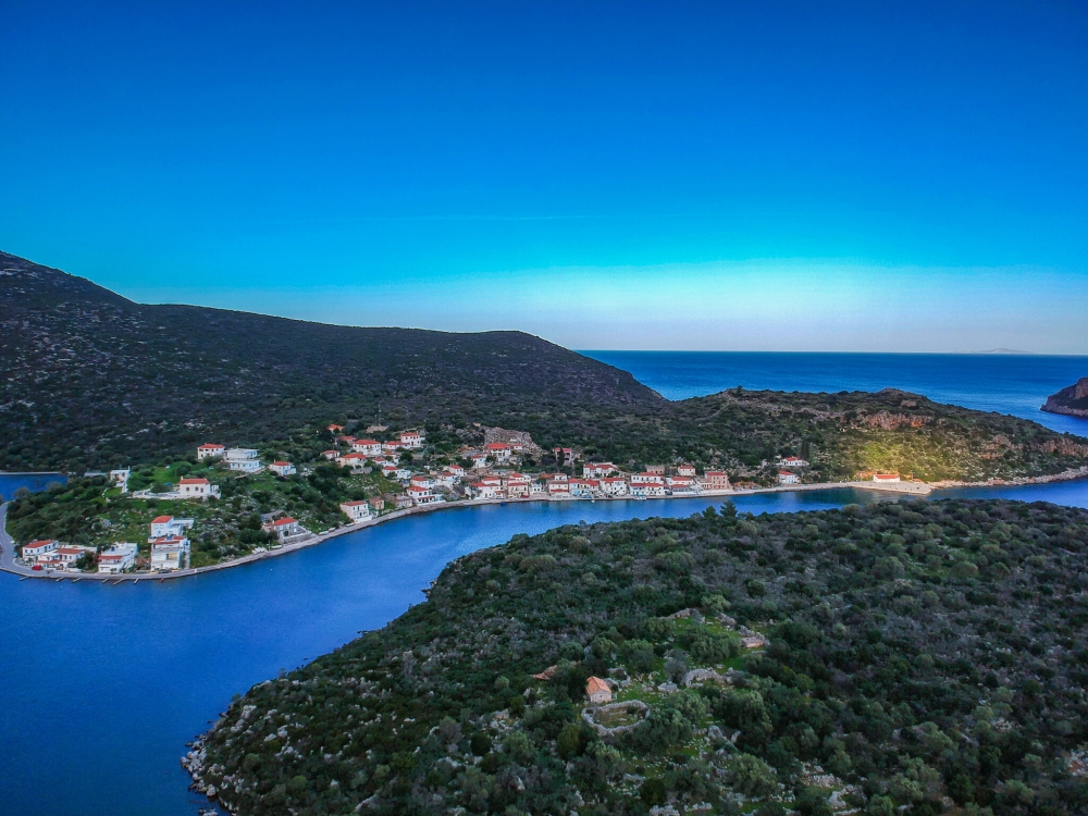 &Gamma;έ&rho;&alpha;&kappa;&alpha;&sigmaf;: &Tau;&omicron; ό&mu;&omicron;&rho;&phi;&omicron; &kappa;&alpha;&iota; ά&gamma;&nu;&omega;&sigma;&tau;&omicron; &phi;&iota;ό&rho;&delta; &tau;&eta;&sigmaf; &Epsilon;&lambda;&lambda;ά&delta;&alpha;&sigmaf;