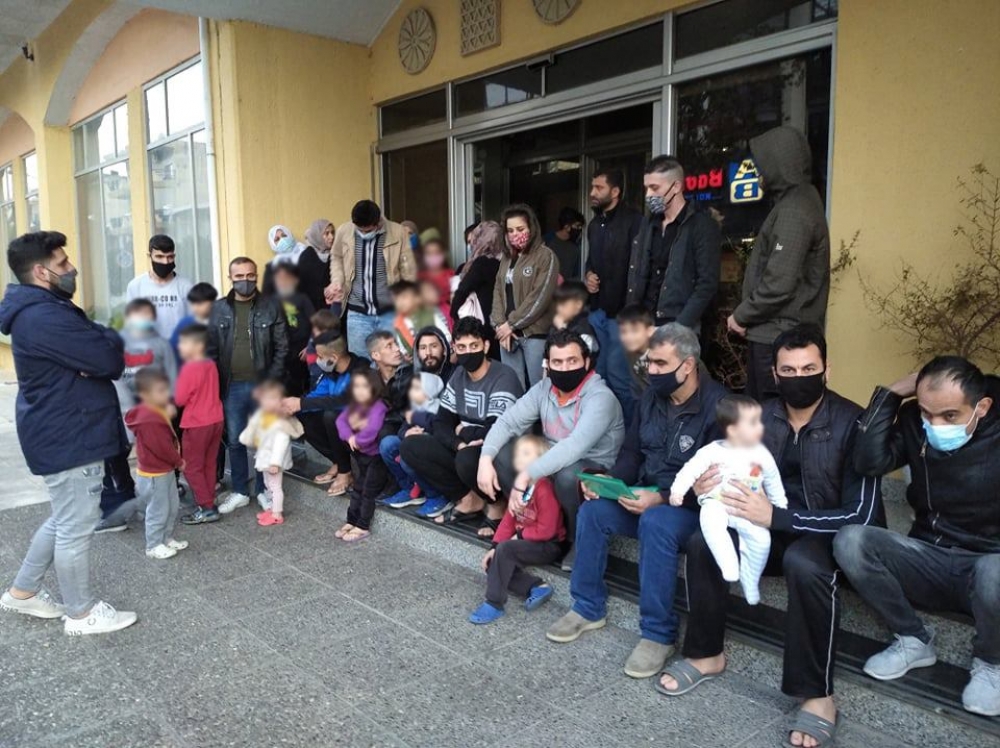 Ά&sigma;&tau;&epsilon;&gamma;&omicron;&iota; &alpha;&pi;ό &Delta;&epsilon;&upsilon;&tau;έ&rho;&alpha; &omicron;&iota; &mu;&epsilon;&tau;&alpha;&nu;ά&sigma;&tau;&epsilon;&sigmaf; &tau;&omicron;&upsilon; &laquo;Sparta Inn&raquo;