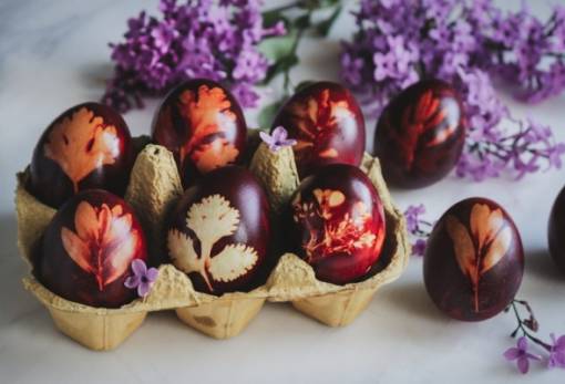Πασχαλινά αυγά: 4 φυσικοί τρόποι για να τα βάψεις