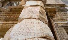 &Epsilon;&pi;&iota;&sigma;&tau;&eta;&mu;&omicron;&nu;&iota;&kappa;ή &Eta;&mu;&epsilon;&rho;ί&delta;&alpha; &sigma;&tau;&eta;&nu; &Kappa;&alpha;&lambda;&alpha;&mu;ά&tau;&alpha;: &laquo;&Eta; &Epsilon;&lambda;&lambda;&eta;&nu;&iota;&kappa;ή &Gamma;&lambda;ώ&sigma;&sigma;&alpha; &omega;&sigmaf; &Omicron;&iota;&kappa;&omicron;&upsilon;&mu;&epsilon;&nu;&iota;&kappa;ή &Alpha;&xi;ί&alpha;&raquo;