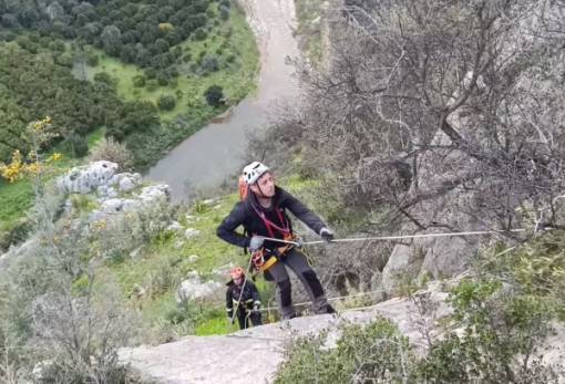 Επιχείρηση διάσωσης για κατσικάκι που είχε εγκλωβιστεί σε γκρεμό στη Γράμμουσα