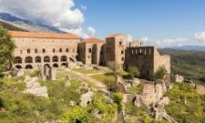 &Pi;&lambda;&eta;&sigma;&iota;ά&zeta;&epsilon;&iota; &eta; &mu;&epsilon;&gamma;ά&lambda;&eta; ώ&rho;&alpha; &tau;&omicron;&upsilon; &beta;&upsilon;&zeta;&alpha;&nu;&tau;&iota;&nu;&omicron;ύ &Mu;&upsilon;&sigma;&tau;&rho;ά