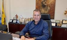 Δέχεται ευχές για τη γιορτή του ο Μιχάλης Βακαλόπουλος