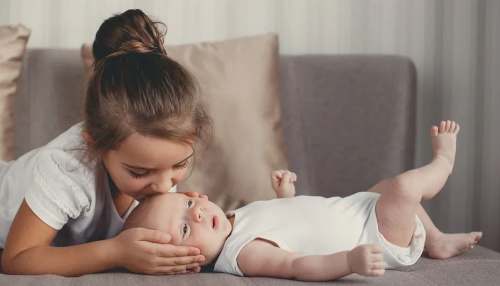 &Mu;&epsilon;&gamma;ά&lambda;&omicron;, &mu;&epsilon;&sigma;&alpha;ί&omicron; ή &mu;&iota;&kappa;&rho;ό&tau;&epsilon;&rho;&omicron; &pi;&alpha;&iota;&delta;ί: &Pi;ό&sigma;&omicron; &epsilon;&pi;&eta;&rho;&epsilon;ά&zeta;&epsilon;&iota; &tau;&omicron;&nu; &chi;&alpha;&rho;&alpha;&kappa;&tau;ή&rho;&alpha; &mu;&alpha;&sigmaf;;
