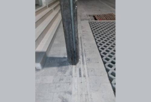 Και ο σουρεαλισμός συνεχίζεται στην οδό Βρασίδου στη Σπάρτη