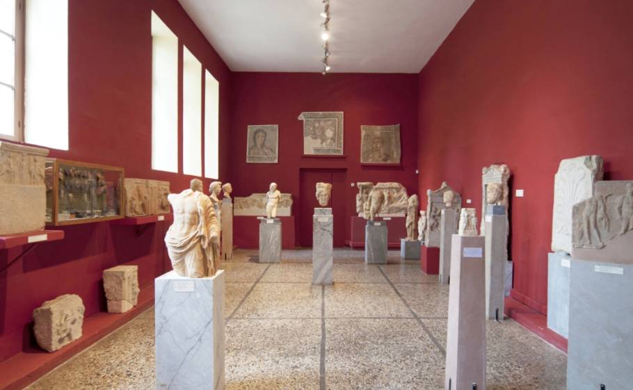 &Mu;&omicron;&upsilon;&sigma;&epsilon;ί&alpha; &kappa;&alpha;&iota; &mu;&omicron;&upsilon;&sigma;&epsilon;&iota;&alpha;&kappa;&omicron;ί &chi;ώ&rho;&omicron;&iota; &tau;&eta;&sigmaf; &Sigma;&pi;ά&rho;&tau;&eta;&sigmaf;