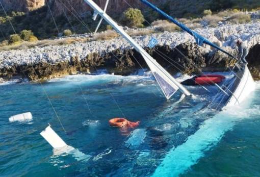 Στις ακτές του Οιτύλου το ναυάγιο με τους μετανάστες (ΦΩΤΟ)