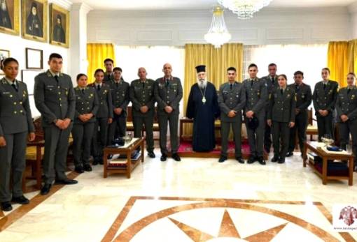 Νέοι και νέες αξιωματικοί-υπαξιωματικοί του ΚΕΕΜ στον Μητροπολίτη Ευστάθιο