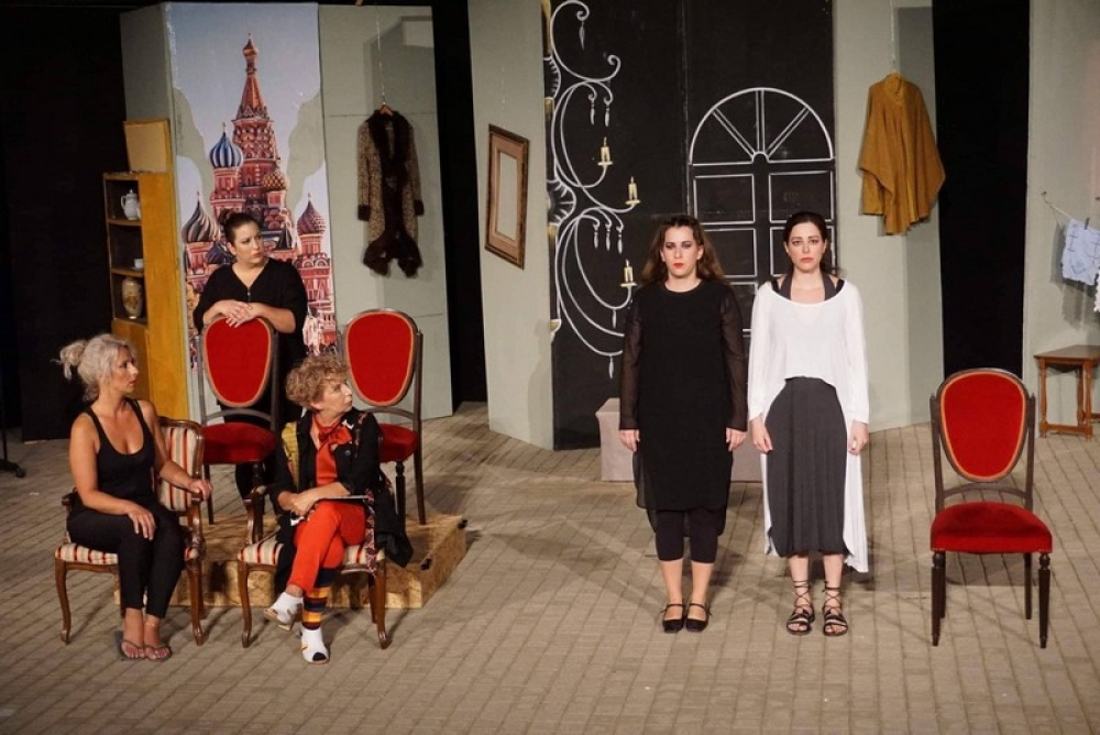 &Alpha;&upsilon;&lambda;&alpha;ί&alpha; &sigma;&eta;&kappa;ώ&nu;&epsilon;&iota; &tau;&omicron; 8&omicron; &Pi;&alpha;&nu;&epsilon;&lambda;&lambda;ή&nu;&iota;&omicron; &Phi;&epsilon;&sigma;&tau;&iota;&beta;ά&lambda;  &Epsilon;&rho;&alpha;&sigma;&iota;&tau;&epsilon;&chi;&nu;&iota;&kappa;&omicron;ύ &Theta;&epsilon;ά&tau;&rho;&omicron;&upsilon; &Delta;. &Mu;&omicron;&nu;&epsilon;&mu;&beta;&alpha;&sigma;ί&alpha;&sigmaf;