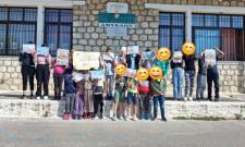 Έ&pi;&alpha;&iota;&nu;&omicron;&sigmaf; &gamma;&iota;&alpha; &tau;&omicron; &Delta;&eta;&mu;&omicron;&tau;&iota;&kappa;ό &Sigma;&chi;&omicron;&lambda;&epsilon;ί&omicron; &Alpha;&mu;&upsilon;&kappa;&lambda;ώ&nu;: &Mu;&alpha;&theta;ή&mu;&alpha;&tau;&alpha; &zeta;&omega;ή&sigmaf; &gamma;&iota;&alpha; έ&nu;&alpha; &mu;έ&lambda;&lambda;&omicron;&nu; &chi;&omega;&rho;ί&sigmaf; &alpha;&pi;ό&beta;&lambda;&eta;&tau;&alpha;
