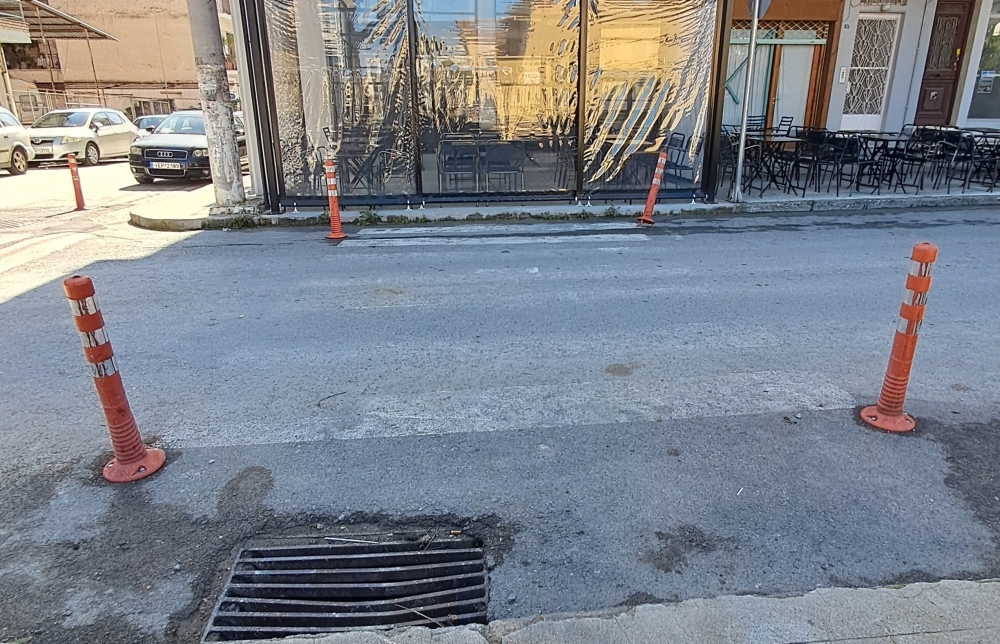 Η διάβαση που… σταματά στο νάιλον και μια πόλη που σκοντάφτει στα πεζοδρόμιά της