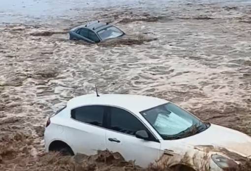 Ορμητικά νερά παρέσυραν οχήματα στη Νεάπολη! (ΦΩΤΟ)