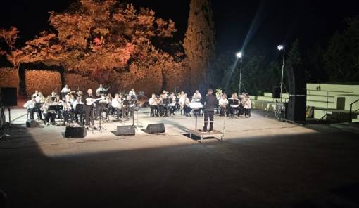 &Epsilon;&lambda;&lambda;&eta;&nu;&iota;&kappa;ό&sigmaf; &kappa;&iota;&nu;&eta;&mu;&alpha;&tau;&omicron;&gamma;&rho;ά&phi;&omicron;&sigmaf; &kappa;&alpha;&iota; &Sigma;&alpha;&beta;&beta;ό&pi;&omicron;&upsilon;&lambda;&omicron;&sigmaf; &sigma;&epsilon; &mu;&alpha;&gamma;&iota;&kappa;ή &sigma;&upsilon;&nu;ά&nu;&tau;&eta;&sigma;&eta; &sigma;&tau;&eta; &sigma;&kappa;&eta;&nu;ή &tau;&omicron;&upsilon; &Sigma;&alpha;ϊ&nu;&omicron;&pi;&omicron;&upsilon;&lambda;&epsilon;ί&omicron;&upsilon;