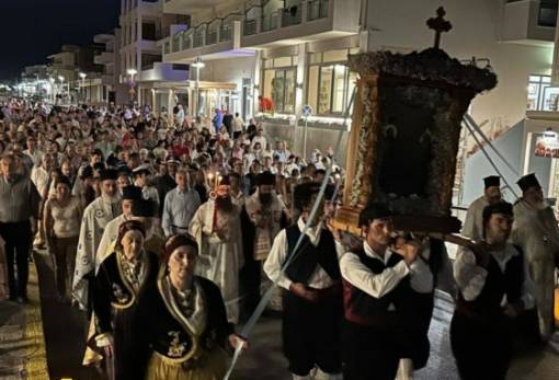 Η χάρη του Αγίου Πνεύματος φώτισε και φέτος τη Νεάπολη