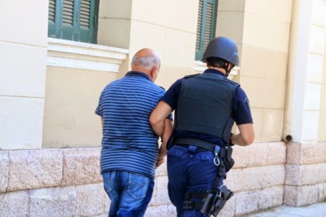 &Pi;&alpha;&iota;&delta;&omicron;&kappa;&tau;ό&nu;&omicron;&sigmaf; &delta;&omicron;&lambda;&omicron;&phi;ό&nu;&eta;&sigma;&epsilon; &kappa;&alpha;&iota; έ&kappa;&alpha;&psi;&epsilon; &tau;&omicron; &gamma;&iota;ό &tau;&omicron;&upsilon;