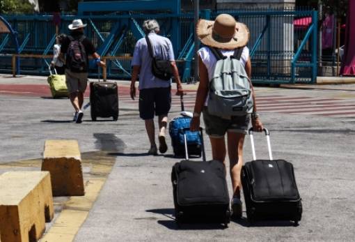 Οι μισοί Έλληνες δηλώνουν ότι δεν θα κάνουν καλοκαιρινές διακοπές