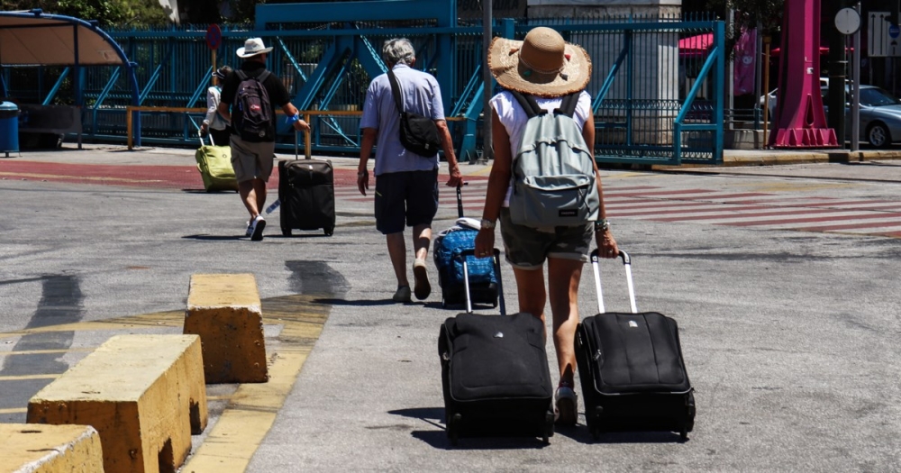 &Omicron;&iota; &mu;&iota;&sigma;&omicron;ί Έ&lambda;&lambda;&eta;&nu;&epsilon;&sigmaf; &delta;&eta;&lambda;ώ&nu;&omicron;&upsilon;&nu; ό&tau;&iota; &delta;&epsilon;&nu; &theta;&alpha; &kappa;ά&nu;&omicron;&upsilon;&nu; &kappa;&alpha;&lambda;&omicron;&kappa;&alpha;&iota;&rho;&iota;&nu;έ&sigmaf; &delta;&iota;&alpha;&kappa;&omicron;&pi;έ&sigmaf;