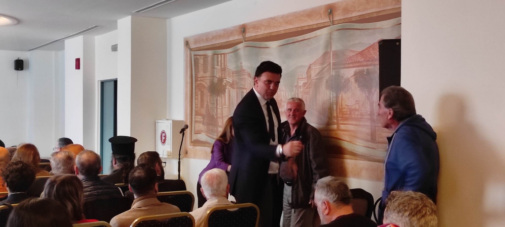 &Kappa;&omicron;&upsilon;&beta;ά&lambda;&eta;&sigma;&epsilon;&hellip; &mu;ό&nu;&omicron;&sigmaf; &tau;&omicron;&upsilon; &tau;&iota;&sigmaf; &kappa;&alpha;&rho;έ&kappa;&lambda;&epsilon;&sigmaf; &omicron; &Kappa;&iota;&kappa;ί&lambda;&iota;&alpha;&sigmaf;