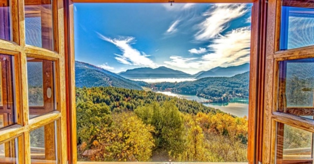 &Pi;&epsilon;&lambda;&omicron;&pi;ό&nu;&nu;&eta;&sigma;&omicron;&sigmaf;: &laquo;&Eta; &omicron;&mu;&omicron;&rho;&phi;ό&tau;&epsilon;&rho;&eta; &epsilon;&nu;&delta;&omicron;&chi;ώ&rho;&alpha; &tau;&omicron;&upsilon; &chi;&epsilon;&iota;&mu;ώ&nu;&alpha;&raquo;