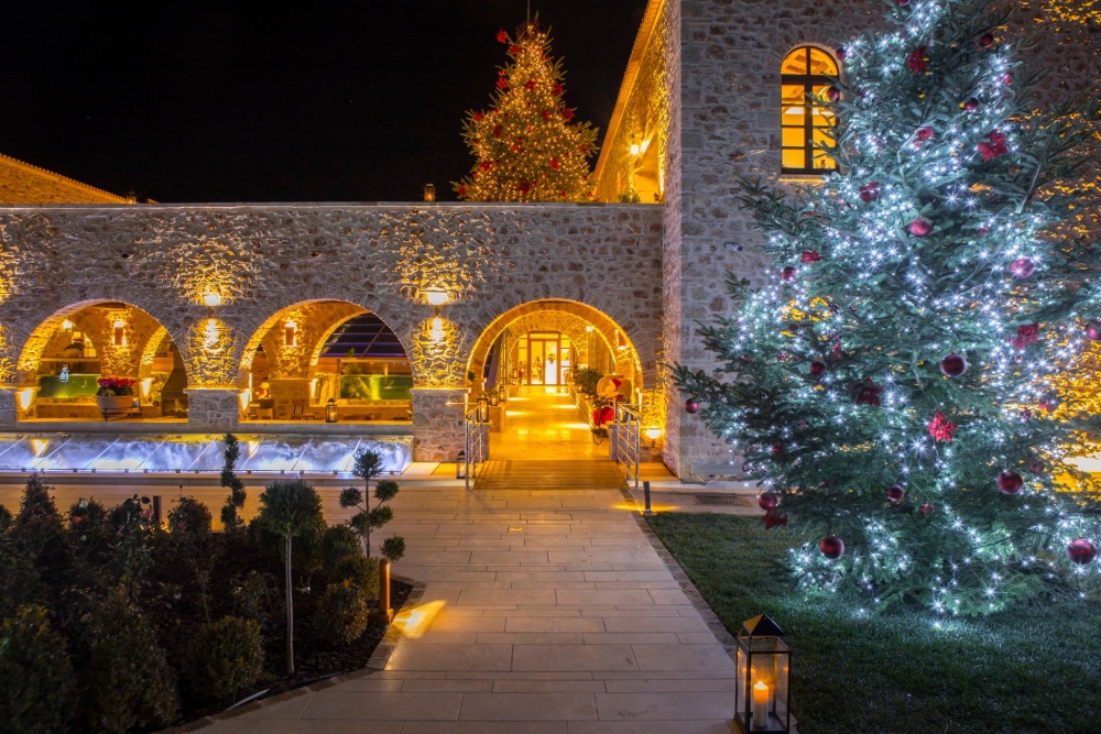 Ο Αϊ-Βασίλης ανάβει το δέντρο στο Mystras Grand Palace