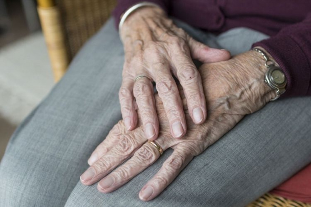 Πέταξαν κάτω ηλικιωμένη για να τη ληστέψουν στις Αμύκλες!