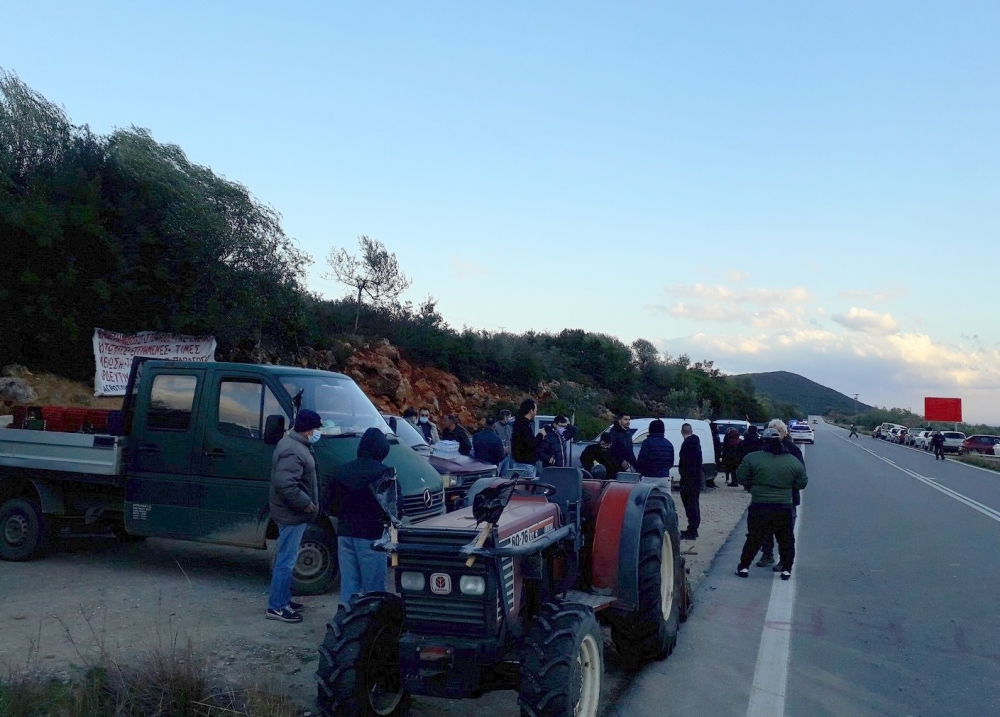 Αμετακίνητοι στο μπλόκο οι Λάκωνες αγροτοκτηνοτρόφοι