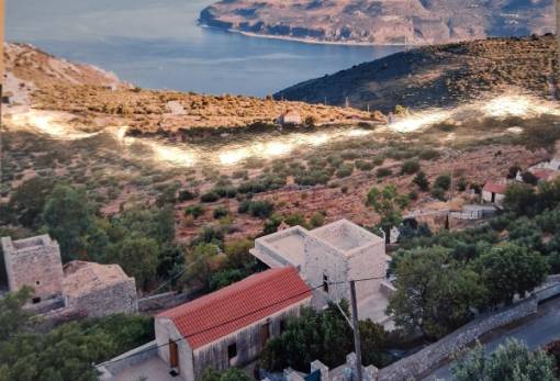 Πωλούνται δύο πέτρινες κατοικίες με θέα θάλασσα στην Αρεόπολη Λακωνίας