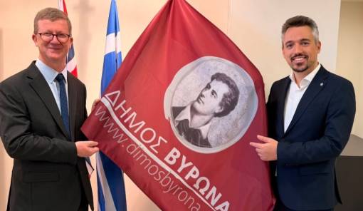 &Omicron; &Lambda;ό&rho;&delta;&omicron;&sigmaf; &Beta;ύ&rho;&omega;&nu; &laquo;&epsilon;&pi;&iota;&sigma;&tau;&rho;έ&phi;&epsilon;&iota;&raquo; &sigma;&tau;&eta;&nu; &pi;ό&lambda;&eta; &tau;&omicron;&upsilon;