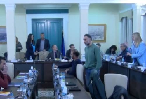 «Όλα στον αέρα, χαρτοπόλεμος»: Αποχώρηση Τζανετέα από το Δημοτικό Συμβούλιο