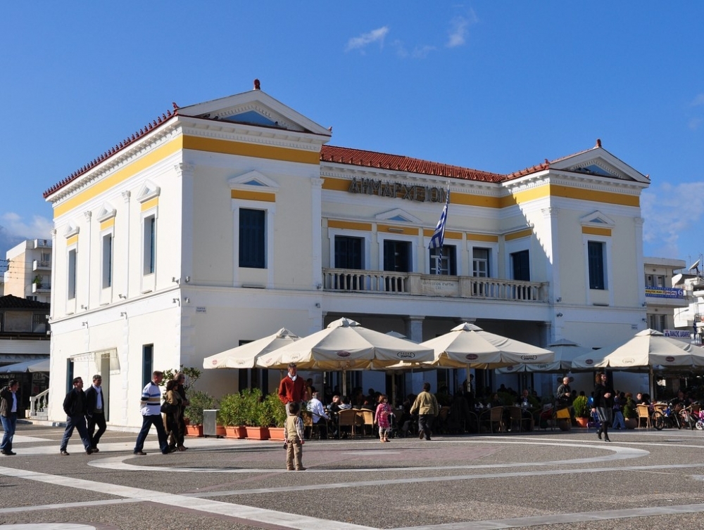 &Tau;&rho;&epsilon;&iota;&sigmaf; &sigma;&upsilon;&nu;&epsilon;&delta;&rho;&iota;ά&sigma;&epsilon;&iota;&sigmaf; &tau;&omicron;&upsilon; &Delta;&Sigma; &Sigma;&pi;ά&rho;&tau;&eta;&sigmaf; &gamma;&iota;&alpha; &alpha;&pi;&omicron;&phi;ά&sigma;&epsilon;&iota;&sigmaf; &sigma;&epsilon; &pi;&alpha;&iota;&delta;&epsilon;ί&alpha;, έ&rho;&gamma;&alpha;, &omicron;&iota;&kappa;&omicron;&nu;&omicron;&mu;&iota;&kappa;ά